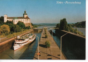 Ansichtskarte Ybbs-Persenbeug, Die Schiffs-Schleuse beim Donaukraftwerk und Schloß Persenbeug